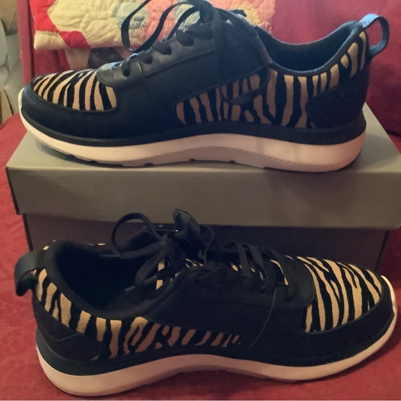 Vionic remi tiger print sneakers. Arch support orthotic. Black ties - Picture 4 of 9